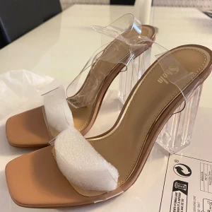 Klacksko  - Skor, stl.36, dam  Säljer helt nya fina klacksko och oanvända i storlek 36 pga missat returneringsdatum. Införskaffade på Zalando för 559kr. Jag säljer de för 250kr skriv gärna till mig om ni är intresserade🥰