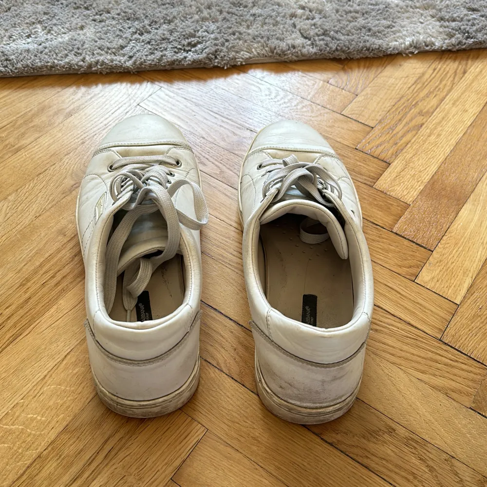 Sneakers i vitt läder, använda men helt ok skick och går nog att putsa upp om man pallar.. Skor.