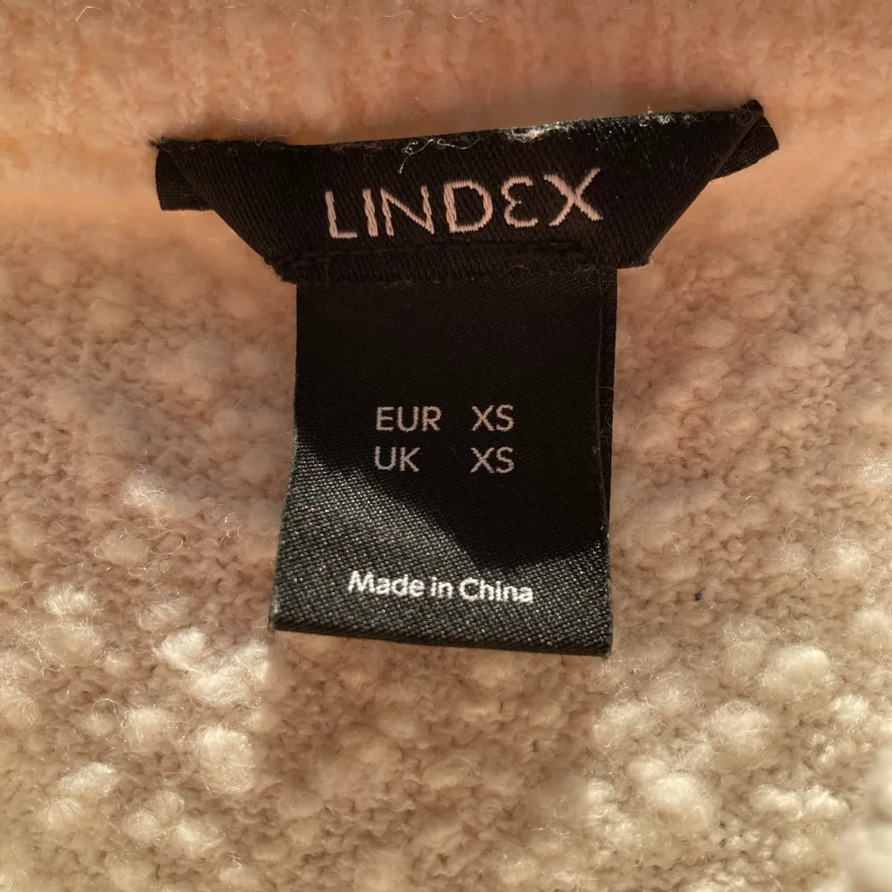 Stickad t-shirt från Lindex. Säljer då jag har en annan. Knappt använd så bra skick. Nypris 400kr. Hör av dig för fler frågor eller bilder🩷. Stickat.