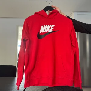Hoodie - Alla hoodies 200kr styck bra skick knappt använda, köptes till sonen som växt ur de utan att använda de.   Nike storlek 158/170  Gant storlek 170  Champion storlek XS   Kan mötas i Stockholm centrala, eller Botkyrka. 
