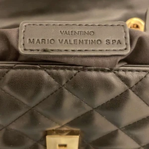 Valentino väska  - Säljer min valentinoväska, bra skick. Orginal pris 1400kr, säljer för 600kr. Skriv om ni undrar nåt! Pris kan diskuteras 