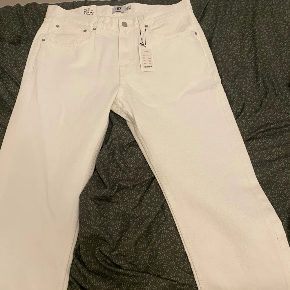 Ett par vita jeans som är helt nya och orörda.  Waist - 34  Length - 32. Jeans & Byxor.