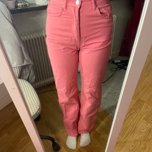 Rosa jeans  - Rosa högmidjade jeans jag använt två gånger från Ginatricot 