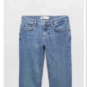 Slutsålda populära low waist bootcut jeans från zara🥰använd men är i ett bra skick, skriv för med bilder