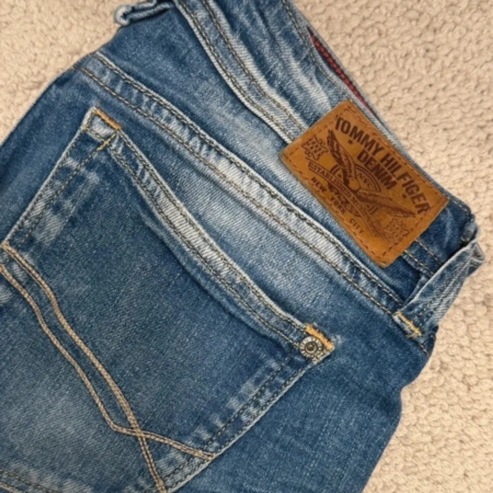 Low waist från Tommy Hiftiger, passar xs-s. . Jeans & Byxor.