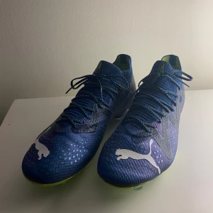Puma Future - Säljer dessa snygga Puma Future då de är lite för små, skon är i bra skick och inte använda mycket. Storlek 42,5, svarar gärna om de skulle uppkomma någon fråga.