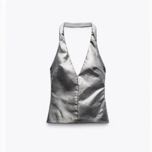 Topp - Skitcool partytopp från zara!? Den va då lite liten på mig så säljer den. HELT NY aldrig använd och prislappen är självklart kvar💘