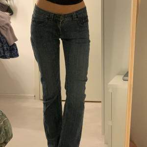 Sååå fina low waist jeans köpta secondhand❤️ jätte snygga fickor! Köpte för 600kr💋 vet ej vilken storlek men passar på mig som brukar ha 38 i jeans🩷 säljer pga lite för korta för mig🌸