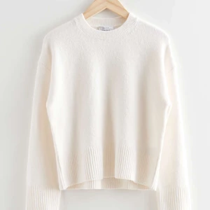 Other stories stickad tröja  - Säljer den här trendiga och snygga stickade tröjan från other stories! Säljer pga kommer inte till användning❤️ hör av er om mer bilder eller frågor 