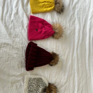 söta mössor🥰 - OBS! MÖSSORNA SÄLJS SEPARAT! 30/MÖSSA! ”hårbollen” består av äkta fårhår på alla, märket mössarna kommer från är oklart. kontakta vid frågor🥰