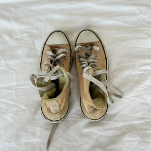 äkta converse🥰 - säljer mina ganska slitna converse (därav pris) som aldrig används, kontakta vid frågor🥰