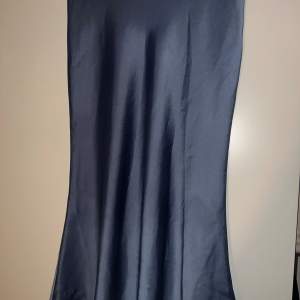 Blå midi satin kjol från NA-KD i strl 36🩵 jätte snygg nu till sommaren! Knappt använd 