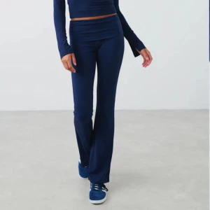 Yogapants  - Mörkblåa yoga pants från ginatricot. Jättebra skick och sparsamt använda Inga defekter❤️ storlek xs