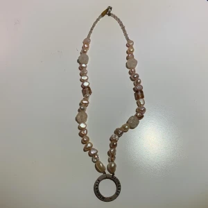 Halsband💕 - Säljer ett fint halsband💖 Den är tejpad där man stänger igen halsbandet(så som på bild 3)💖 men det syns inte🫶🏼 pris kan diskuteras eller sänkas💗💖💖