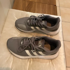 Skor  - Säljer mina adidas skor, är lite slitna på sidorna men annars är det väldigt användbara 