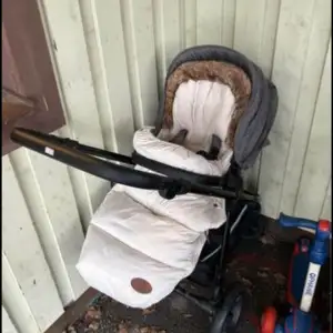 Petite cherie duo barnvagn med åkpåse och regnskydd Både liggdel och sittdelen finns  Inköpt höst 2023 så använt knappt ett halvår. 