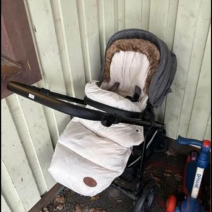 Barnvagn - Petite cherie duo barnvagn med åkpåse och regnskydd Både liggdel och sittdelen finns  Inköpt höst 2023 så använt knappt ett halvår. 