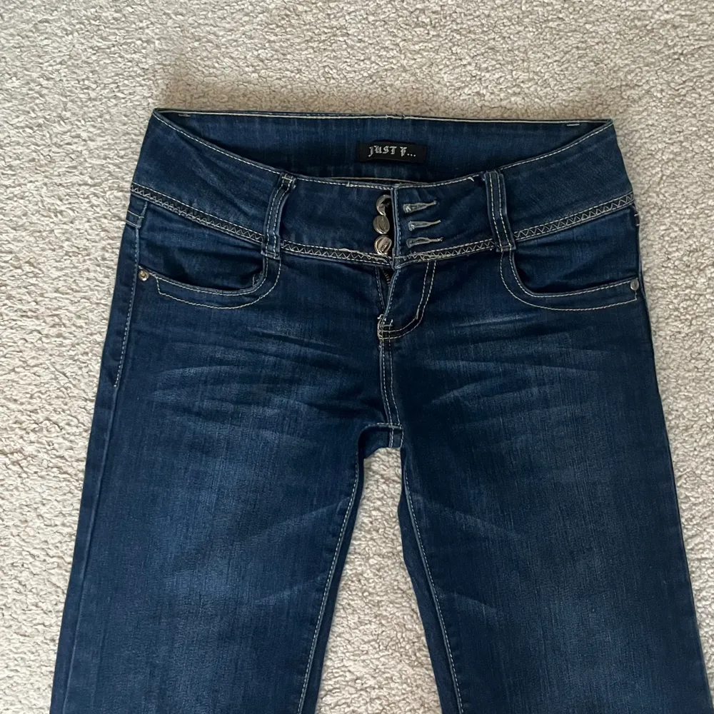 Utsvängda jeans med coola detaljer . Jeans & Byxor.