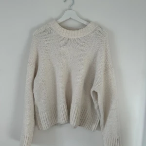 Stickad tröja - Vit stickad tröja från Gina tricot som är väl använd men i väldigt fint skick