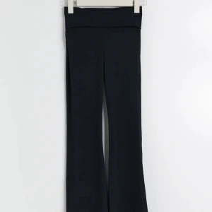 low waist yoga leggings  - Ribbade byxor från Gina Tricot Young med låg midja. Byxorna är svarta och har utsvängda ben. De har supermjuk kvalitet och nervikt midjeband.  För mer bilder och information skriv till mig💕