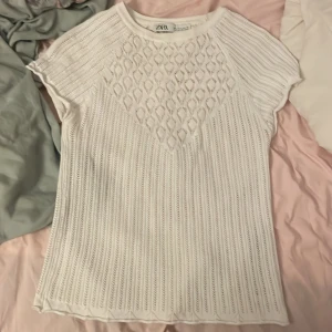 Vit zara topp - Jag säljer min vita topp från zara som inte kommer till användning längre, super bra skick och perfekt till sommaren💕