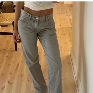 Gråa jeans  - Fina raka gråa jeans från H&M i storlek S/36💗 nypris 400kr men byxorna är nyskick och använda max 5 gånger (inga defekter) priset går att diskutera vid snabb affär💗(ganska korta i modellen)