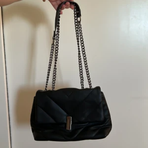 Svart väska - Mönstrad, rymlig, snygg