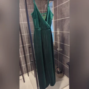 Super fin jumpsuit från Bikbok  - Storlek: S men den är stretchig så passar även M, liten L  Justerbara axelband  Anmärkning: upptäckte 2 små små hål som inte går att få på foto men dem är på vänster sida lite ovanför bröstet. Som sagt dem syns knappt. 