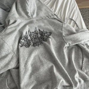 Kofta - En rinestone tröja från bvaldi. Använd fåtal gånger så den är din ny. Storlek L men passar bra till M personer med.