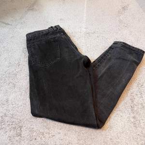 Säljer mina weekend jeans i grå/svart färg. Det är i mycket bra skick och är i storlek 28/32. Det är i regular fit. Nypris är 600 kr. Kom gärna med prisförslag!!