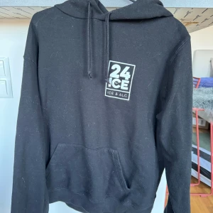 24 ice hoodie - Använd på ett event endast.   Katt finns i hemmet. 