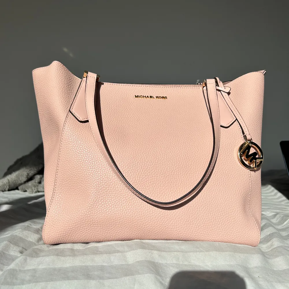 ÄKTA rosa oanvänd Michael Kors väska + plånbok💗 köpte den i Miami 2019 men har aldrig använt väskan så den är helt ny. Plånboken är dock använd men fortfarande i mycket fint skick. 💗. Väskor.