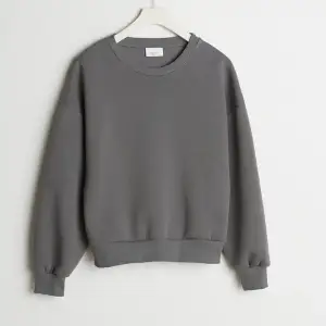 Säljer denna mörkgråa sweatshirt från Gina tricot! Storlek Xs