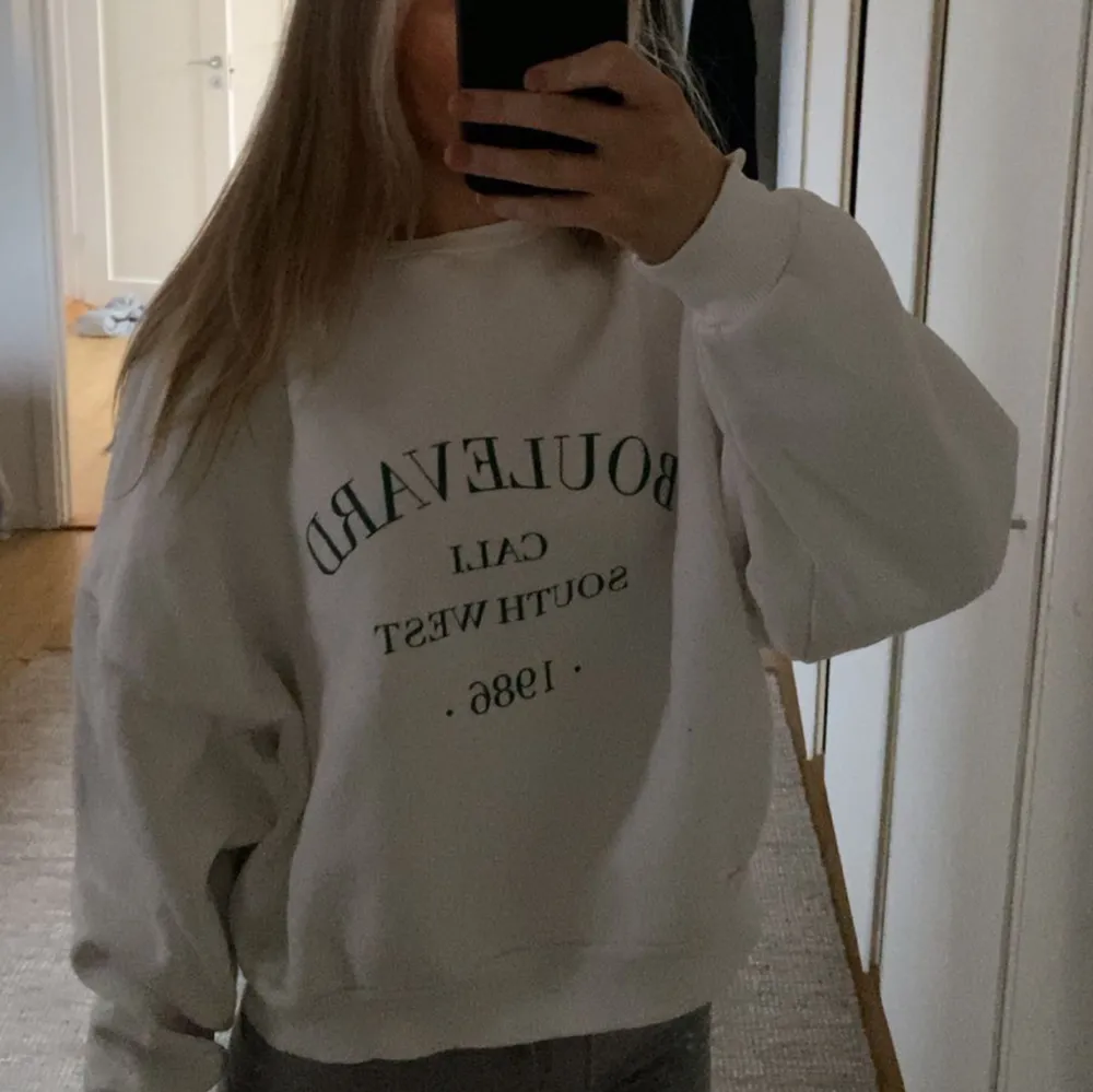 Vit sweatshirt med fint tryck! Använd 1-2 gånger så väldigt bra skick🤍Köpt på Nelly. Hoodies.