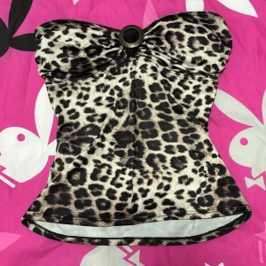 2000s leopard tube top - ✰*฿✩‧₊˚ läs gärna köpvillkoren innan köp ✰ storlek S/M, skickr inga bilder på då den för liten för mig som är en E-kupa i bysten, passar bättre A-C kupa, har padding som går att ta bort ✰ mått: 35 cm rakt över och 35 i längd ✰ inga märkbara defekter💋
