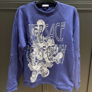Versace  - Tröja från Versace Collection, en limited edition tröja som inte längre finns att köpa. Knappt använd och i super skick bara lite skrynklig då den legat i garderoben utan att användas! Ordinarie pris ca 2500kr, kan gå ner lite i pris vid snabb affär!