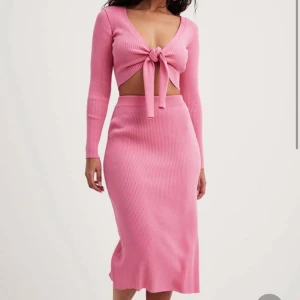 Rosa fint sett - Säljer settet i helt nyskick. Säljer dessa fina pågrund av religiösa skäl. Prislappen är kvar på båda plaggen. Kjol (storlek xs)Topp (storlek s). 💐💐 