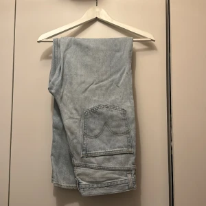 Levis jeans!  - Modell high loose! Storlek 29 i midja och längd 31! Passar mig som är medium och ca 1,65. Använda men fint skick! 