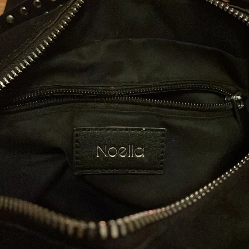 Säljer min Noella väska då den inte kommer till användning! Fint skick och endast använd fåtal gånger 🩷nypris 800 kr, kontakta om ni har fler frågor!. Väskor.