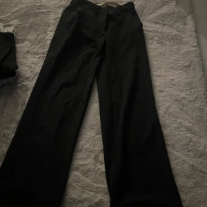 Kostymbyxor  - Ett par kostymbyxor från Ullared som jag sytt till lågmidjat, dom används inte då dom blivit lite för små för mig men super fina. 