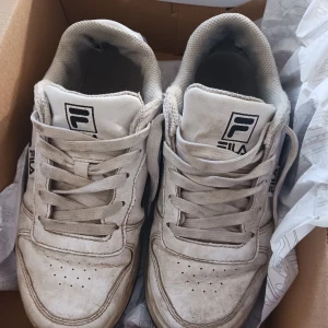 Fila strl.36 - Mjuka och bekväma Filaskor. Tvättabdessa och de blir vita igen. Hel sula. Lite skav i tygets insida vid hälen. Köparen står för frakten.