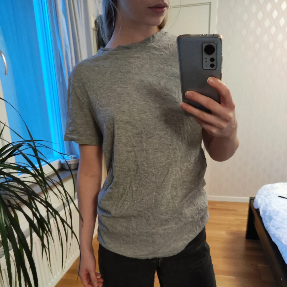 Från herravdälningen på H&M, storlek XS, perfekt till et par jeans💕. T-shirts.