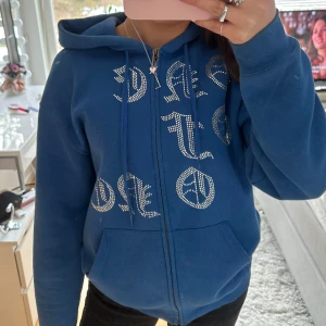 One of one - Säljer min one of one hoodie som är limiterad och inte går att köpa mer. Saknar en Sten komma bild 3! Pris kan diskuteras 