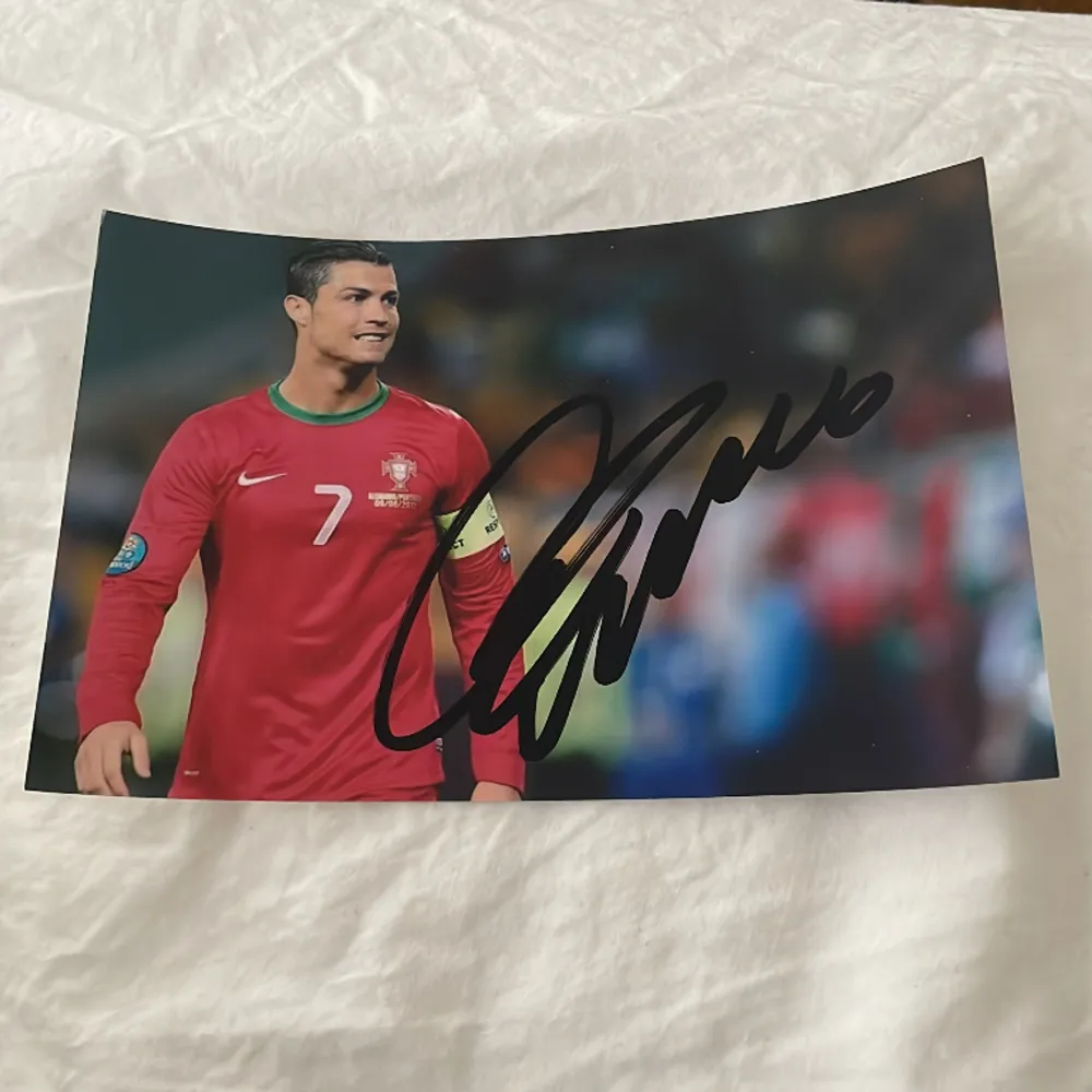 Köpte en signerad autograf bild av Ronaldo förra året. Säljer den nu för 1/3 av priset. . Accessoarer.