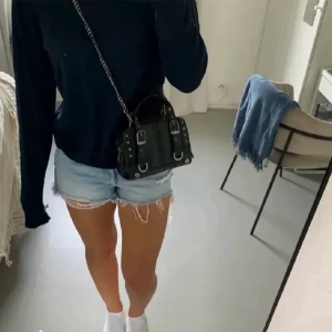 Fin Zaraväska - Säljer min fina Zaraväska som är superfin till sommaren! Inga defekter 💛