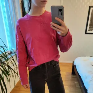 Supersnygg rosa sweatshirt från Röhnisch i storlek S, ribbed innermaterial☺️ Inte använd mycket, så fortfarande i jättebra skick! Pris kan diskuteras 