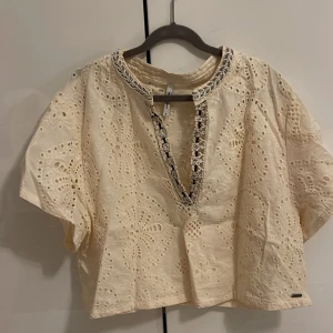 Broderad topp - Fin topp  Benvit  Pepe jeans   