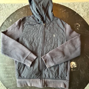 Mörkblå/grå Ralph Lauren Jacka - Storlek: L Pris: 899kr Skick: Mycket bra