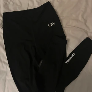 Träningstights Svarta ICANIWILL - Helt oanvända Träningstights från ICANIWILL, supersköna och bra kvalitet, ej genomskinliga i rumpan !!! Med lite scrunch baktill ❣️❣️ 