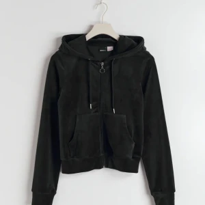 Grå velour hoodie - Säljer min gråa 🩶velour hoodie från Gina. Är i XXS men passar lätt för någon mellan XS och S. Tråden på ena fickan har gått upp lite granna men är svårt att se och lätta att fixa. 💕